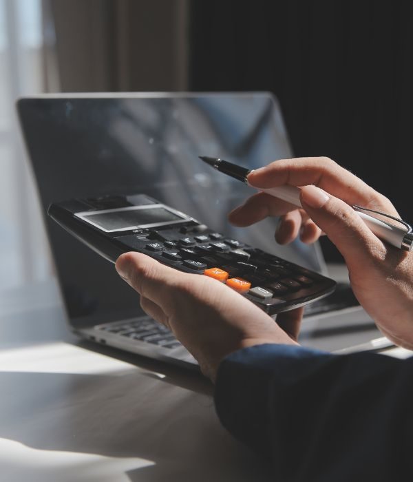 Házi pénztár kezelés és pénzügyi ellenőrzés irodai környezetben